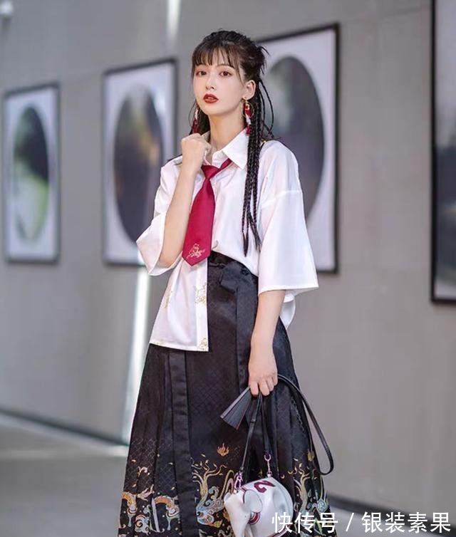jk 最近火了一种穿法叫“上面JK,下面汉服”,高级感十足,太养眼