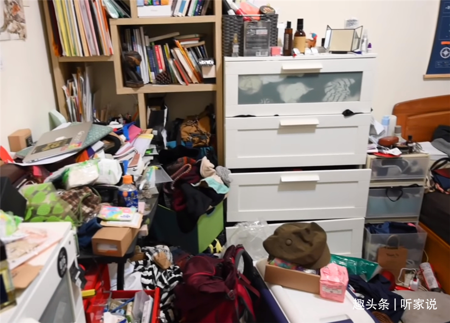 姑娘|“囤积癖”姑娘10㎡卧室，衣服堆积如山，3名整理师8小时打扫干净