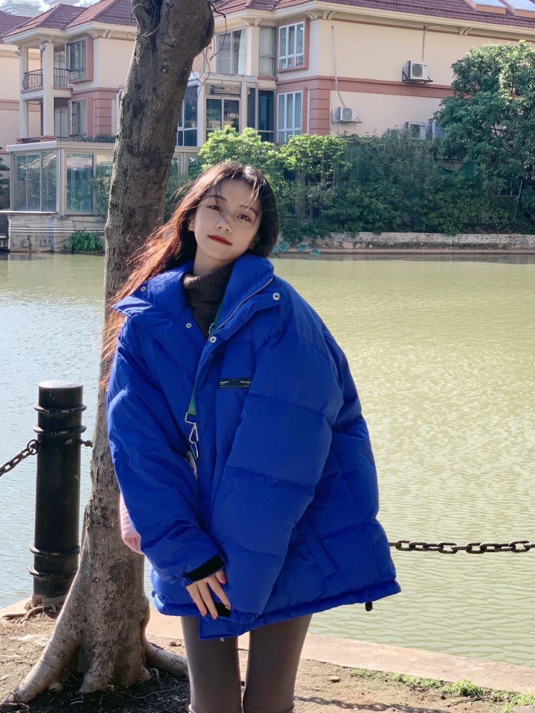 衬衫 一件简单的黑色大衣怎样穿出高级感?颜色搭配一定要选好,内搭绿色衬衫更时尚!