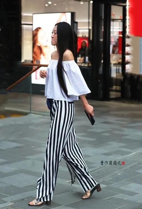 优雅|街拍：一字肩美女，穿出妩媚和优雅