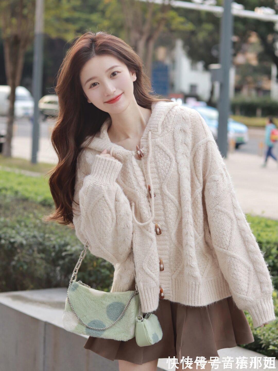 冬季 紧身裤过时了,这个冬季流行“毛衣+半身裙”,轻松穿出不俗气质