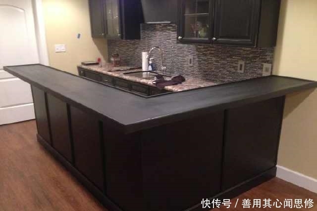 制作|直击男子五年攒下2530个瓶盖,制作了一个别致的吧台