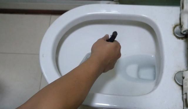 赶紧把牙膏挤到白醋里,真是厉害了,了解一下,学会告诉家里人