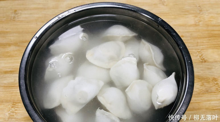 饺子皮|煮冻饺子，记住3个窍门，饺子个个不破皮，吃着筋道，不像冷冻的！