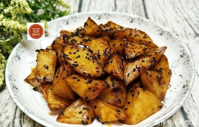 美味|土豆新吃法,这么做简单又美味,比肉都好吃,做一盘,上桌就光盘