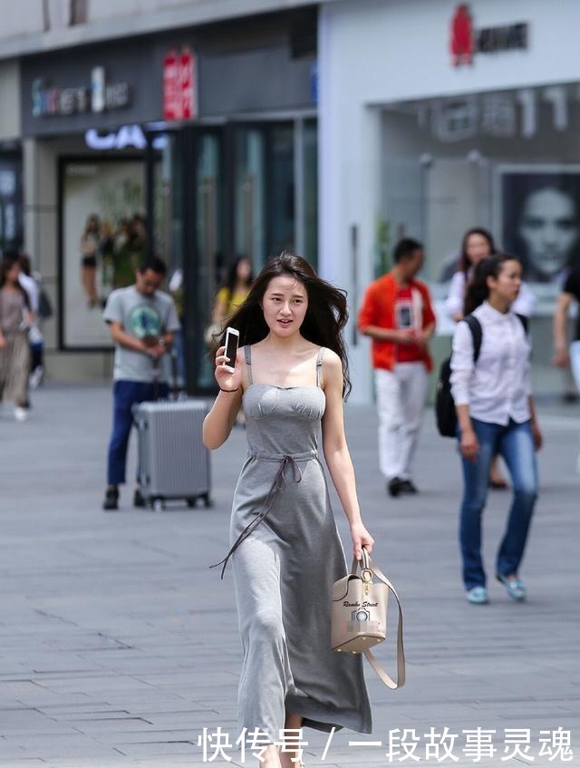 太绝|灰色长裙穿出凹凸感,美女的身材太绝了