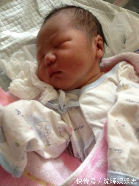 28岁孕妇二胎流产,清宫手术时紧急喊停,医生拿着结果露出笑容