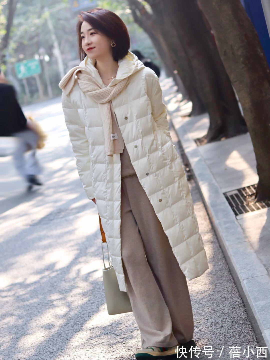 烟灰色|“长羽绒服”的高阶穿法来了,冬季选这4个颜色,显得年轻又优雅