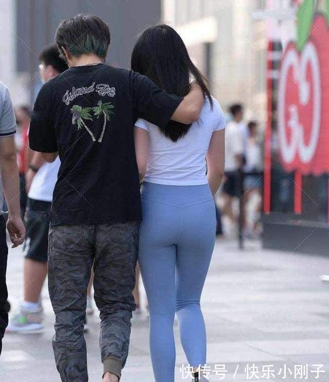搭配 束腰贴身的瑜伽裤，修身的版型凸显身材，非常不错