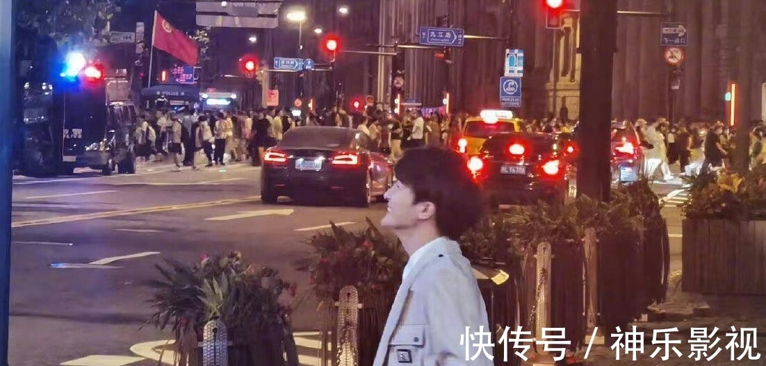 老爸|全上海都在偶遇周深,只因周深参加东方卫视中秋晚会户外节目录制