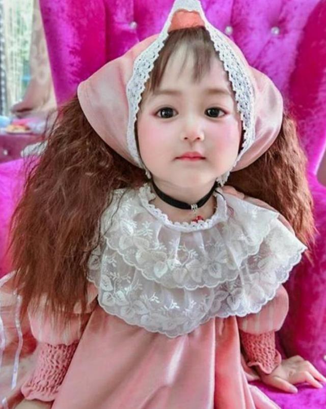 洋娃娃|3岁女童因太美而走红,被人误认为是洋娃娃,没想到妈妈颜值更高