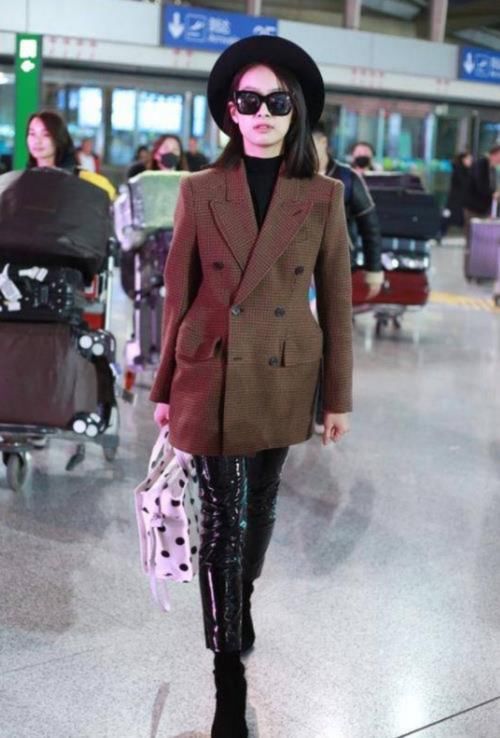 今春火了一种穿法：“西装外套＋皮裤”，休闲随性，时髦精都在穿