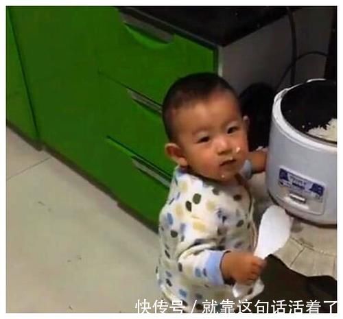 偷吃|半夜发现宝宝不见了,宝妈推开厨房门哭笑不得,网友:有多饿啊