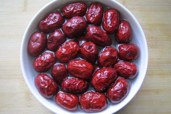 红枣|女人贫血，吃红枣管用吗别被骗了，这些食物才是补血“高手”