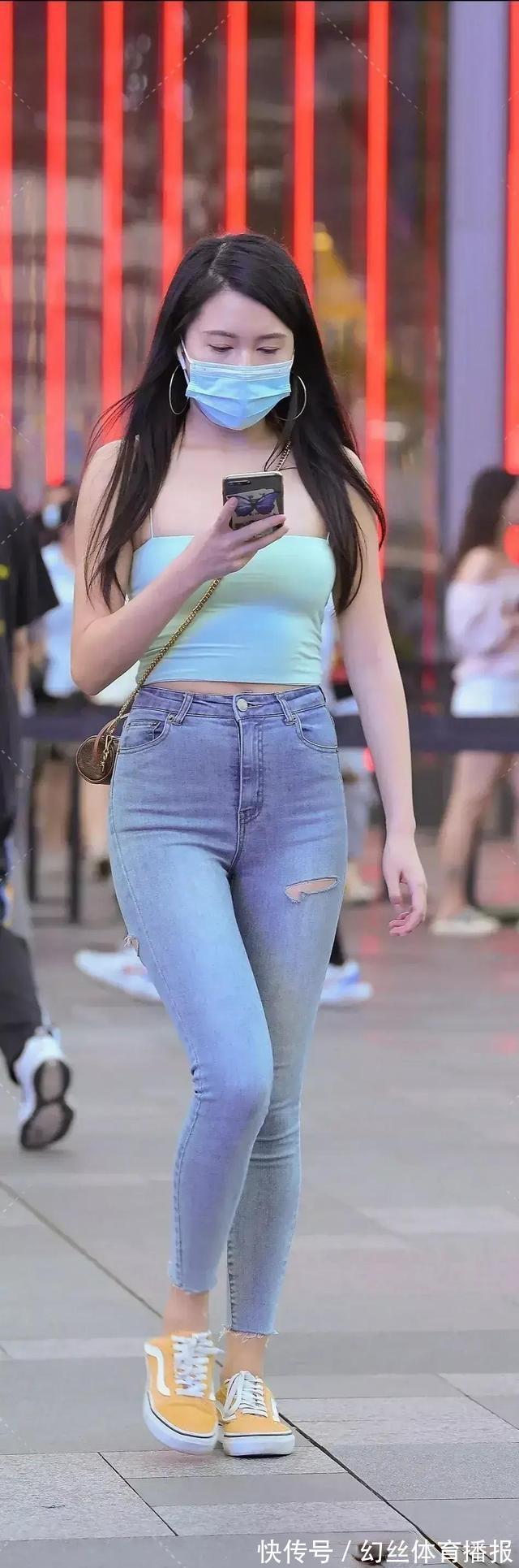 破洞 白色短款衬衣搭配蓝色破洞牛仔裤,清新时尚,还不失知性美感