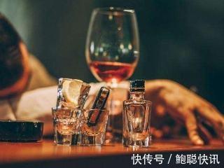 喝酒&饭局上，有这2个细微动作的人，说明城府太深，别深交，能避则避