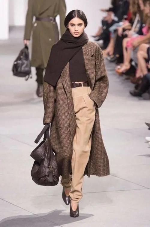 最适合秋冬季节的大地色系这样穿，想不吸睛都难