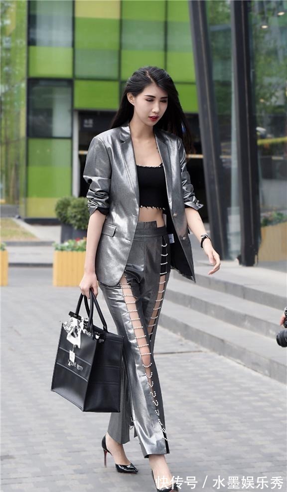 硬朗 小姐姐很会穿,裤子上都是珠子,漂亮又好看