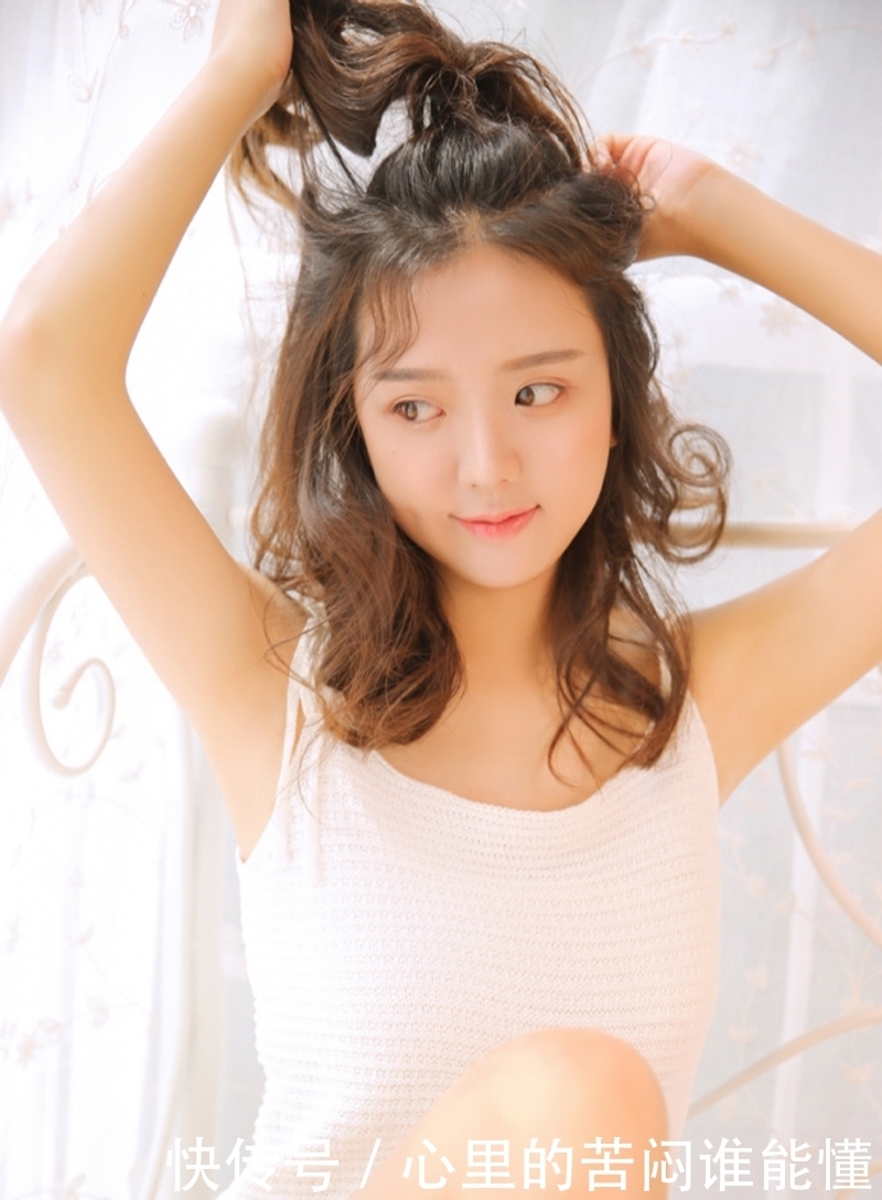 私房照:床上美女修长美腿性感私房照