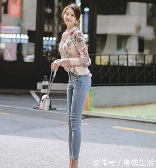 打底衫|美女穿搭:好身材美女穿牛仔裤,温柔可人,展现了曲线女性