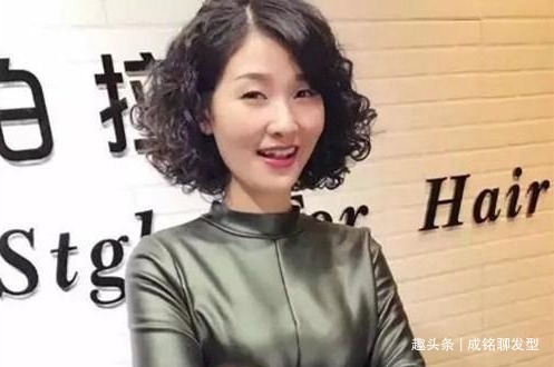 老气 50岁女人烫发最好避开这三种发型,老气更没气质,而且还不好打理