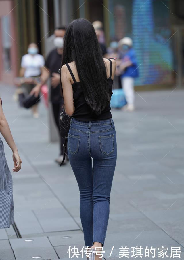 身材|苗条美女怎么穿搭?黑色吊带背心+紧身牛仔裤,秀出不一样的魅力