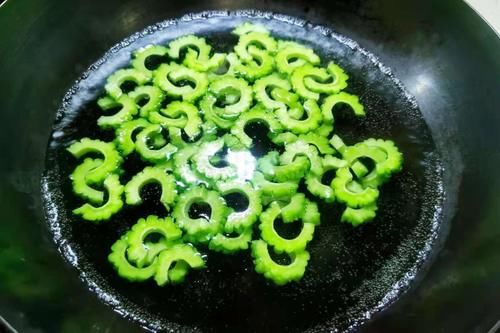 食用油|夏天，苦瓜和它是绝配，比牛奶补锌，很多人不会吃，真是太可惜了