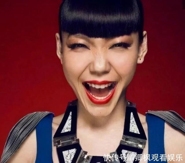 走红 她走红后就膨胀,穿袜子要4个人伺候,从上亿代言费沦落县城卖唱