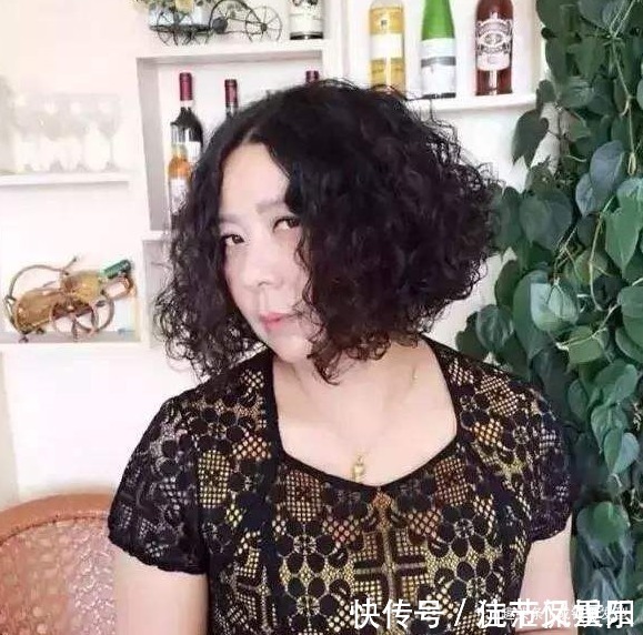 发色 40岁女人要避开四种发型,不仅显老还很土气,中长发比较适合