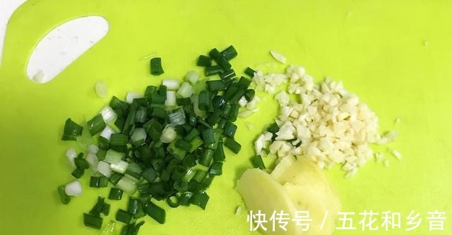 炸鸡|香到舔手指的蒜香炸鸡翅，制作简单，口感丰富！