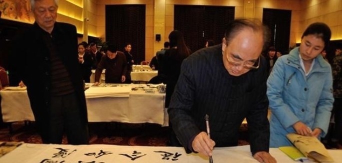 毛笔字!他已经85岁,苦练书法70年,一幅字卖593万,被称中华第一楷书