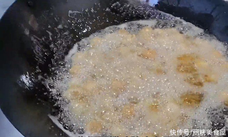 炸丸子，最忌直接加盐和淀粉，诀窍告诉你，金黄酥脆放凉不回软