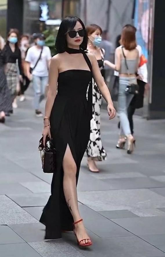 漂亮的小姐姐,黑色抹胸长裙,穿出最美女神范