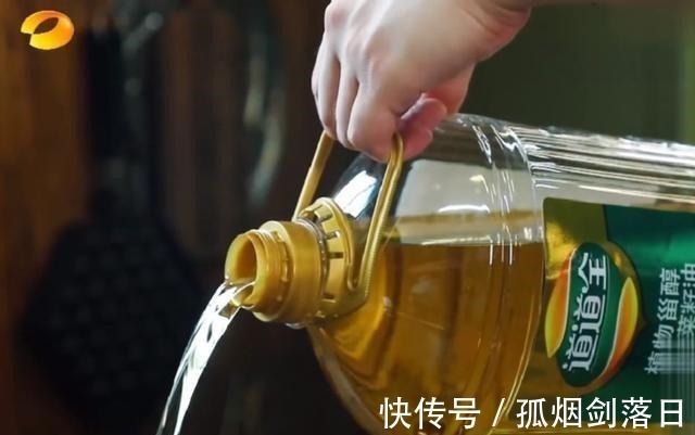 《向往的生活》黃磊用牛奶煮粥 放油如倒水 原因都是一樣的