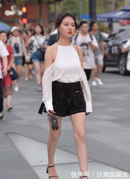小姐姐|老六街拍集牛仔短裤小姐姐优雅的气质,成为人群中的焦点