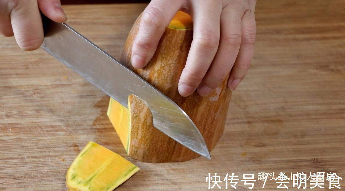 一块南瓜,一碗面粉,教你用电饭锅做好吃的南瓜花卷,比蒸的好吃