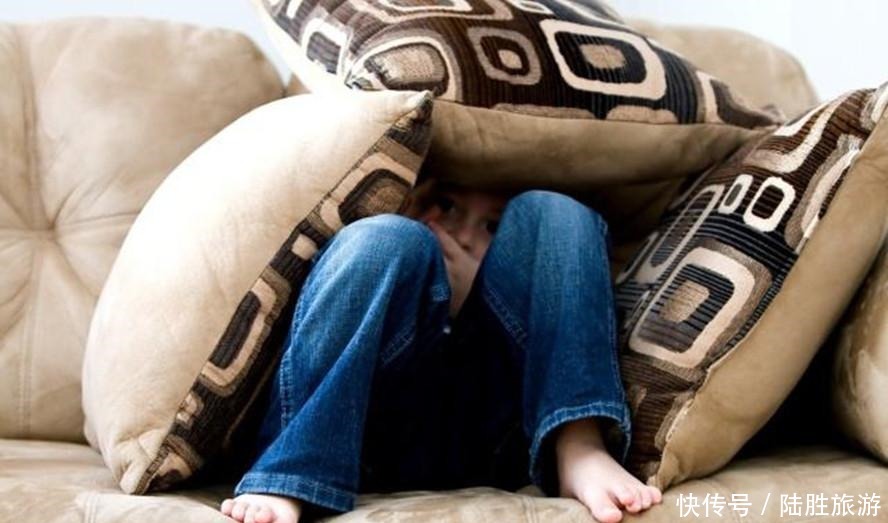 孩子|宝妈跟娃“互殴”,嘴里还念念有词,宝爸听到后笑崩了