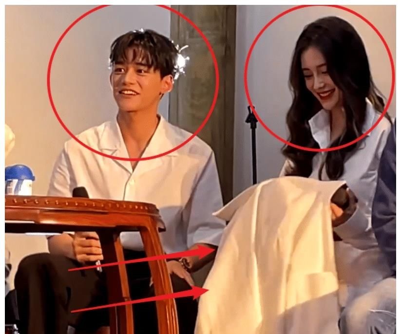 杨颖穿裙子现身发布会,当集体坐着热聊时,有谁注意黄旭熙的举动