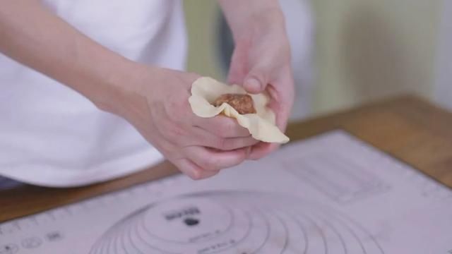 中筋面粉|别人为吃它排几个小时队，我自己在家做，皮薄馅大，酥到掉渣