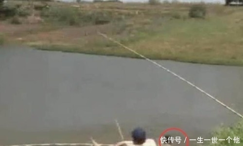 大叔钓大鱼被拉入河中不忍放弃,为了大鱼命都不要了