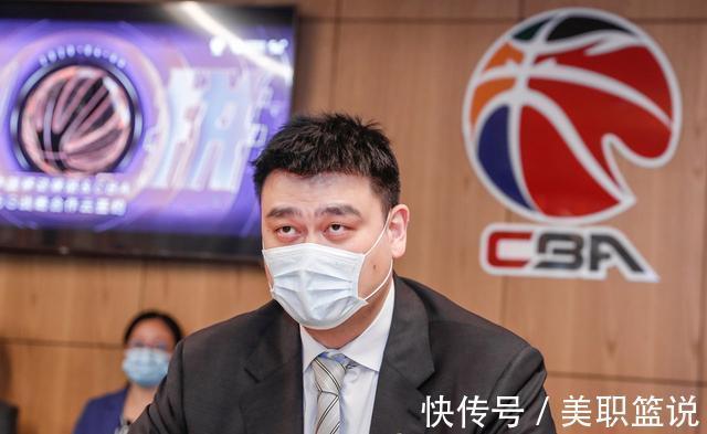 |笑话！CBA胡明轩表态，不解约并参加商演捞钱，姚明能否一视同仁