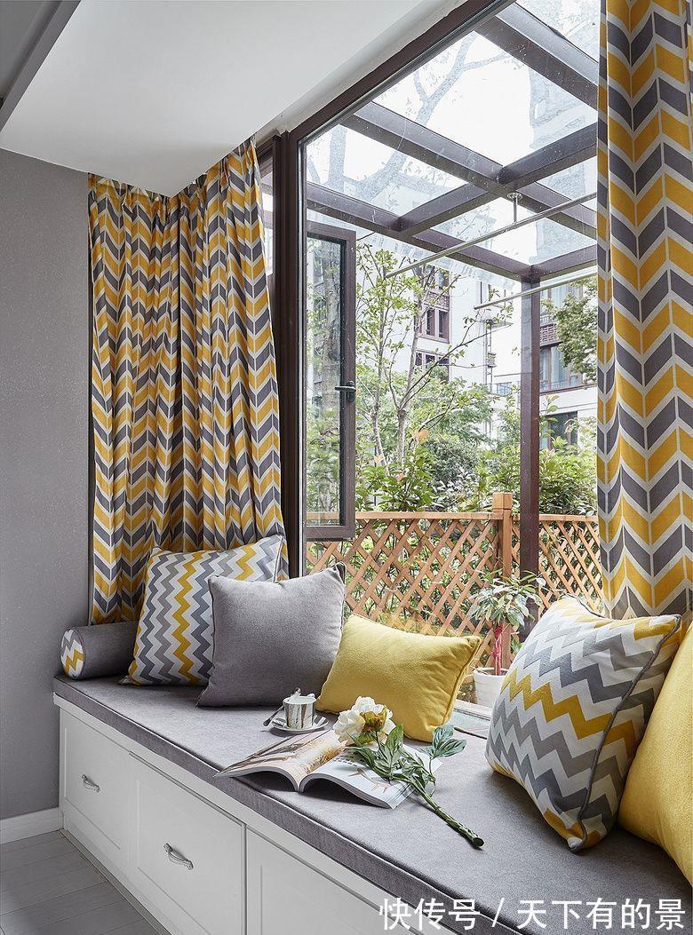 小户型|沙发用不到不如扔了，靠墙打柜子，中间掏“洞”变飘窗，能坐能躺