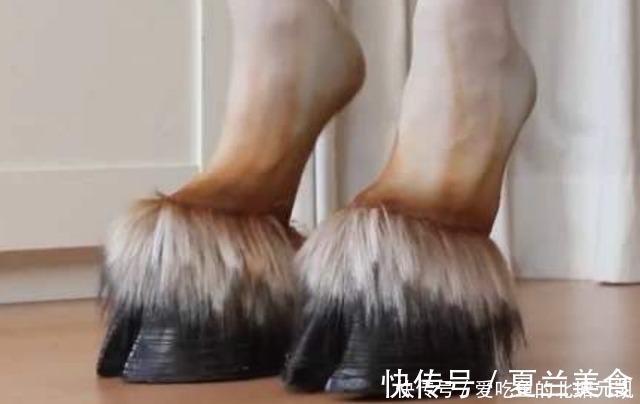 马蹄鞋 越来越看不懂时尚了,国外女性流行马蹄鞋,走起路来好尴尬