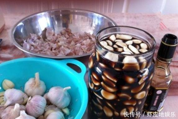 腌制腊八蒜|腌腊八蒜,别只知道放醋!再加2样,香脆爽口,3天就能变绿,好吃