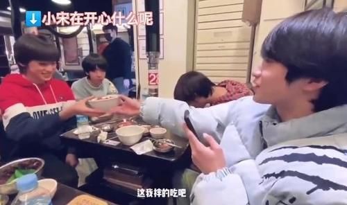 人员|团综路透:宋亚轩挑食,刘耀文撒娇哄他吃饭,工作人员称用词很甜