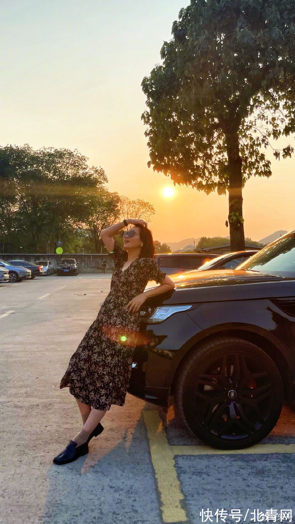 朱丹晒照透露自己书店看书 网友却眼尖指出她发错别字