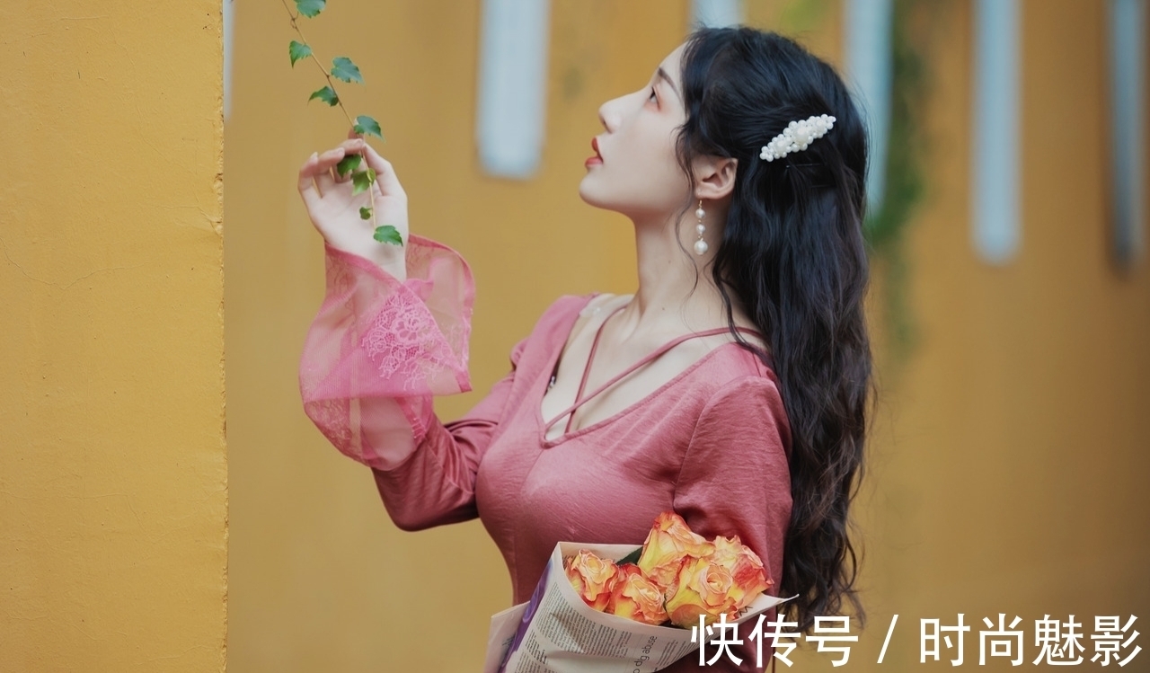 石榴花$七律·八首丨林深俊鸟声无寂,岸远银波水有缘