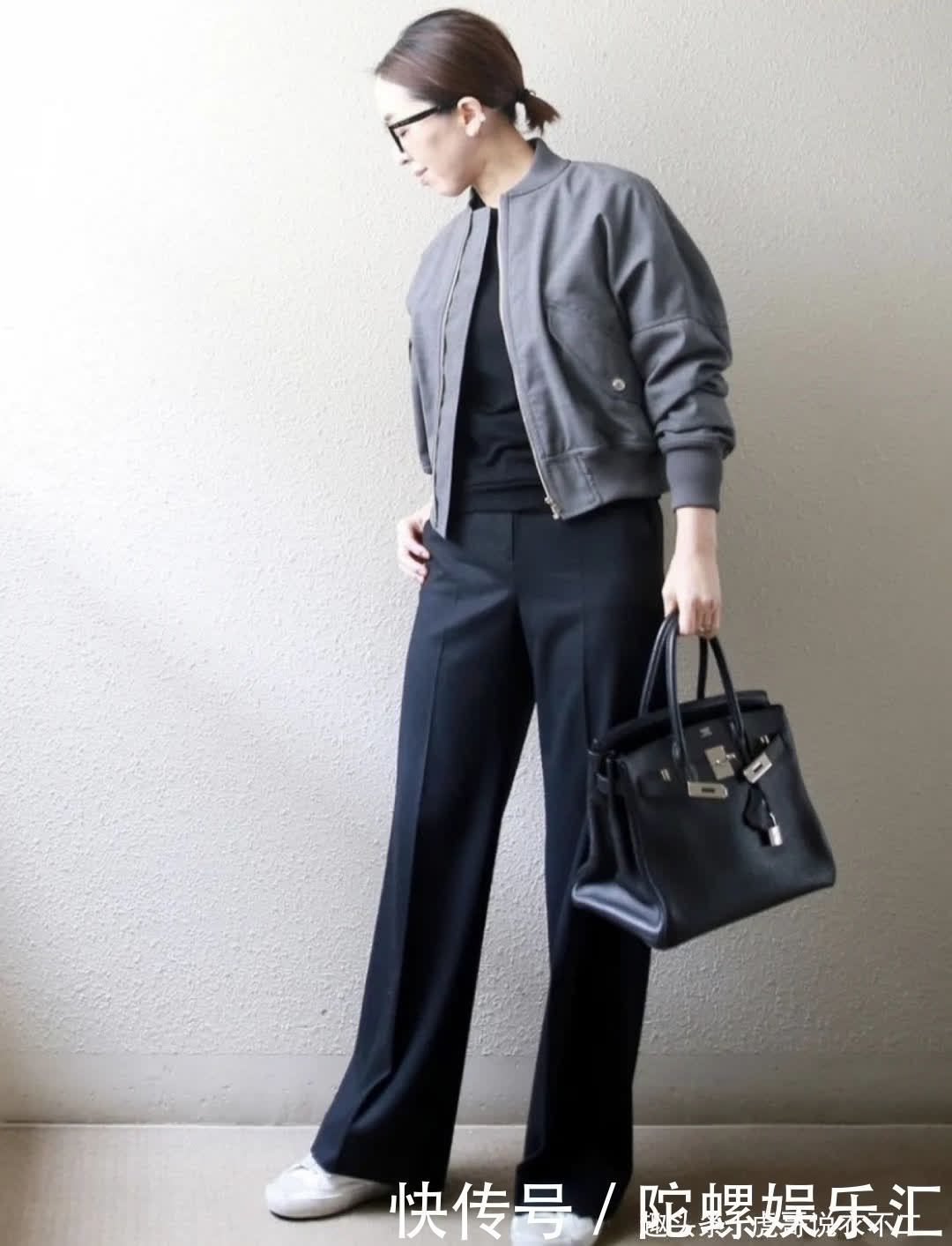 50岁女人穿衣简约最重要,基础款get高级感,这位日本博主做到了