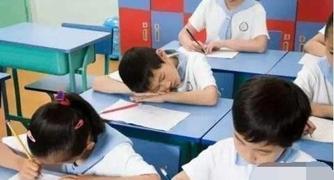 差距|经常午睡和从不午睡的娃,4个方面差距不是一般大,家长看得心疼