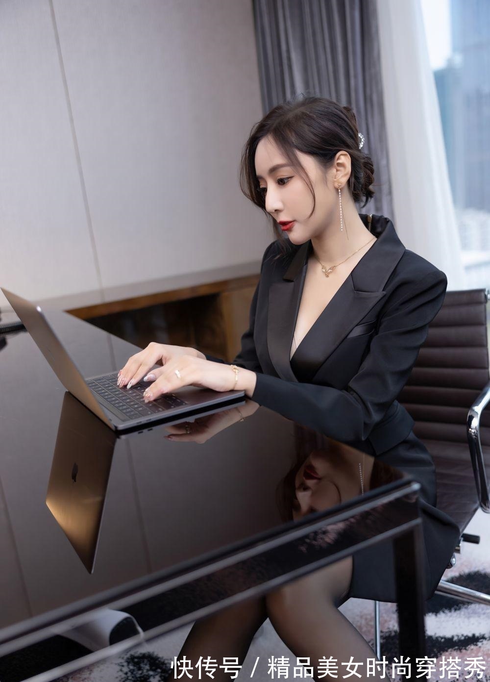 知性 干练知性的西装裙搭配黑色的丝袜与高跟鞋,性感时尚又温柔甜美